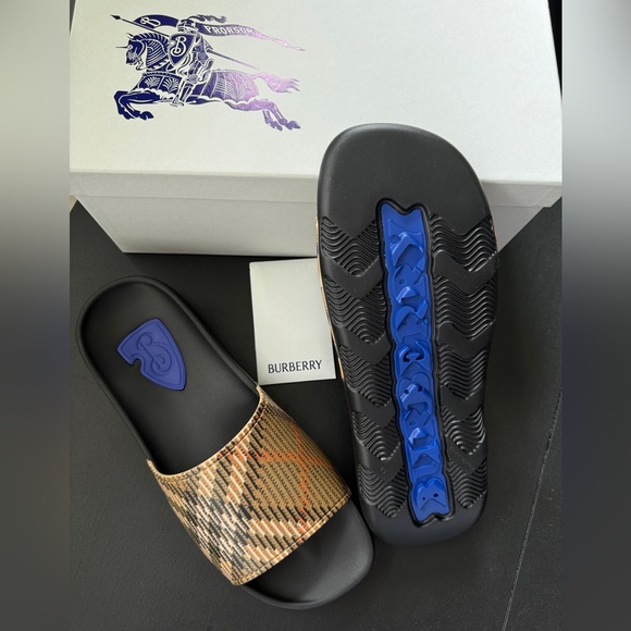 Burberry Men’s New Slides Sandals Beige & Black Check Dive Pool Slides Size 45 - Picture 1 of 12